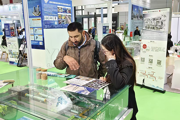 Explicar el equipo de producción de fertilizantes a los clientes en la exposición de Shanghai. Explicar el equipo de producción de fertilizantes a los clientes en la exposición de Shanghai.